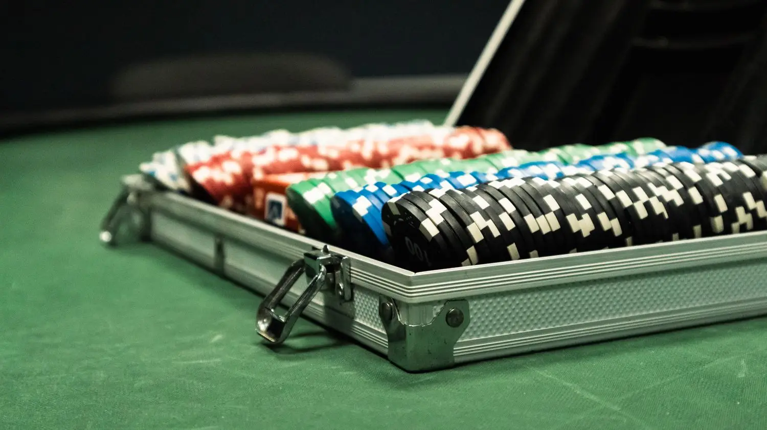 Structured poker set