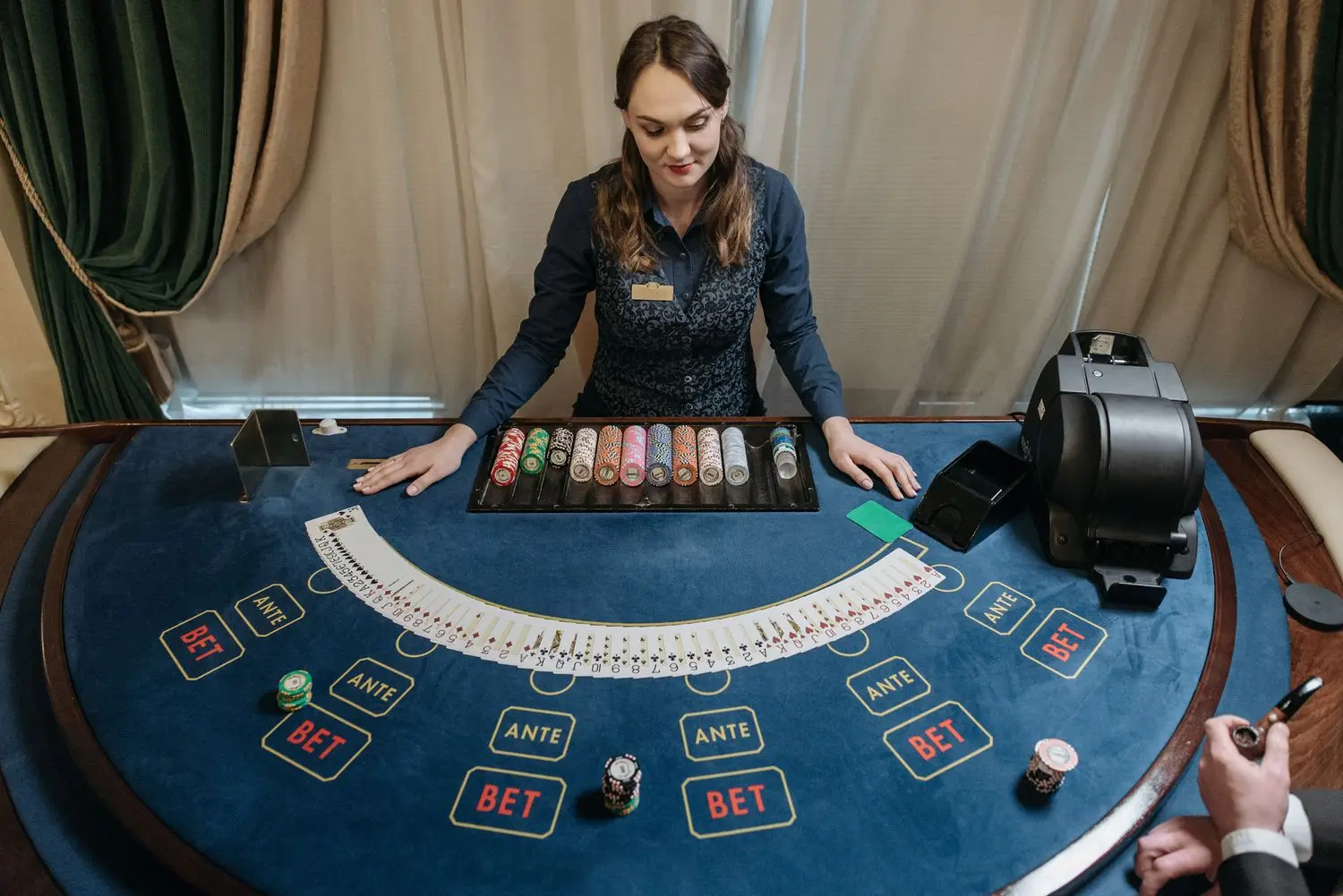 Professional live poker tournament atmosphere at Cardovessaliveclub